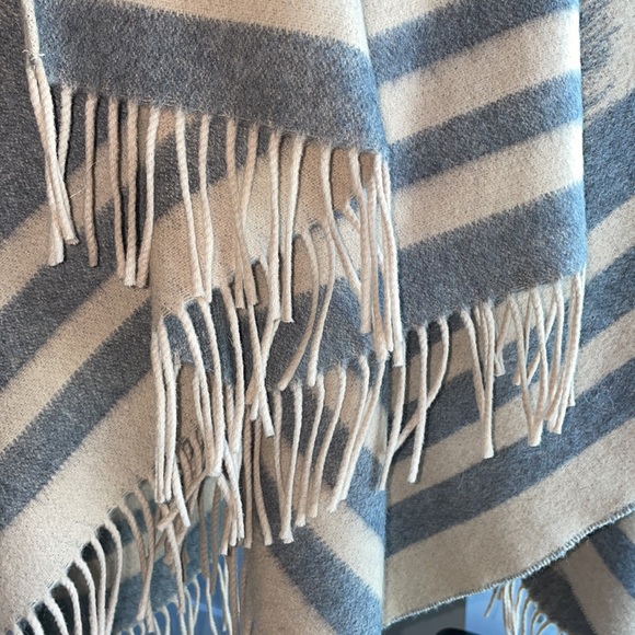 NWOT Frye Wrap/Poncho 100% Wool - Picture 2 of 6